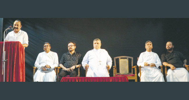 നാ​ട​കം പോ​ലെ മ​നു​ഷ്യ​രെ സ്വാ​ധീ​നി​ക്കു​ന്ന മ​റ്റൊ​രു ക​ല​യി​ല്ല: വി.​ഡി. സ​തീ​ശ​ന്‍