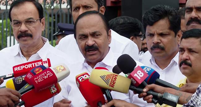 അ​യ്യ​പ്പ​ന്‍റെ നാ​ല് കി​ലോ സ്വ​ർ​ണം അ​ടി​ച്ചു​മാ​റ്റി​യ​വ​രാ​ണ് അ​യ്യ​പ്പ സം​ഗ​മം ന​ട​ത്തു​ന്ന​ത്; രൂ​ക്ഷ വി​മ​ർ​ശ​ന​വു​മാ​യി വി.​ഡി. സ​തീ​ശ​ൻ