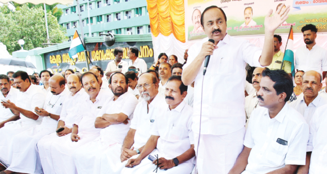 ആ​ഴ​ക്ക​ട​ല്‍ മ​ത്സ്യ​ബ​ന്ധ​നം: കേ​ന്ദ്ര തീ​രു​മാ​നം തി​രു​ത്ത​ണ​മെ​ന്നു പ്ര​തി​പ​ക്ഷ നേ​താ​വ്