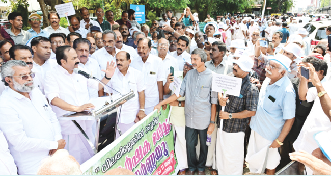 യു​ഡി​എ​ഫ് അ​ധി​കാ​ര​ത്തി​ൽ വ​രു​ന്പോ​ൾ  റ​ബ​റി​ന് 250 രൂ​പ​യാ​ക്കും: വി ​ഡി. സ​തീ​ശ​ൻ
