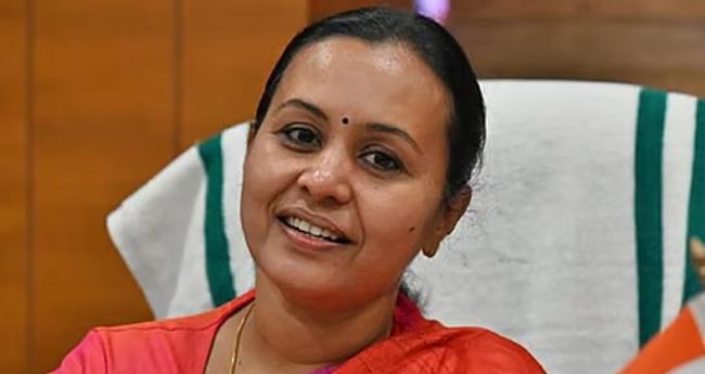 വി.​എ​സി​നെ ആ​ശു​പ​ത്രി​യി​ല്‍ സ​ന്ദ​ർ​ശി​ച്ച് മ​ന്ത്രി വീ​ണാ ജോ​ര്‍​ജ്
