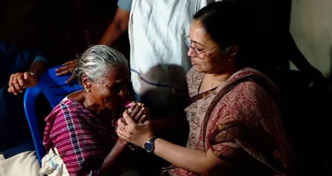 മെ​ഡി​ക്ക​ൽ കോ​ള​ജ് അ​പ​ക​ടം; മ​ന്ത്രി വീ​ണാ ജോ​ർ​ജ് ബി​ന്ദു​വി​ന്‍റെ വീ​ട്ടി​ലെ​ത്തി
