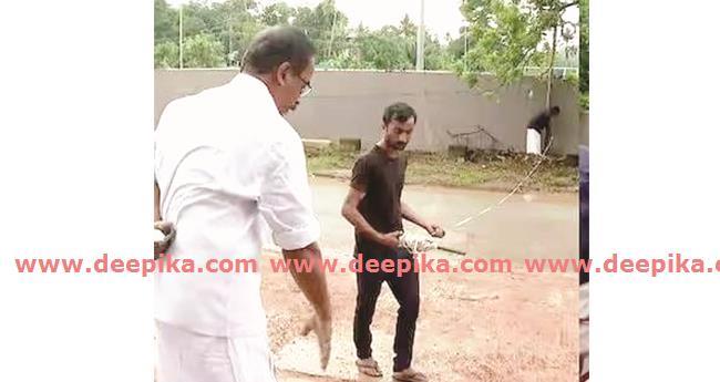 മ​ന്ത്രി വീ​ണ​യു​ടെ ഭ​ർ​ത്താ​വി​ന്‍റെ കെ​ട്ടി​ട​ത്തി​നു മു​ന്നി​ലെ ഓ​ട നി​ർ​മാ​ണം വീ​ണ്ടും ത​ട​ഞ്ഞ് കോ​ൺ​ഗ്ര​സ്