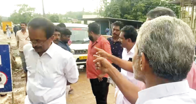 റോഡ് അളക്കാൻ മന്ത്രിയുടെ ഭർത്താവ്; തടഞ്ഞ് കോൺഗ്രസ് പ്രവർത്തകർ