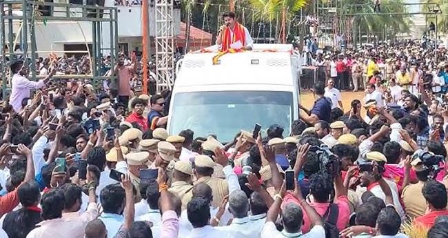 പ​ര​ന്തൂ​ർ വി​മാ​ന​ത്താ​വ​ളം; പ്ര​തി​ഷേ​ധ​ക്കാ​രെ നേ​രി​ൽ​ക്ക​ണ്ട് വി​ജ​യ്