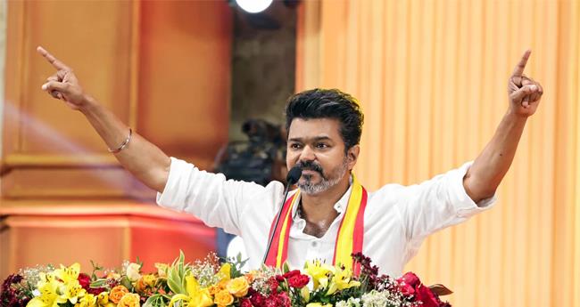 ക​ളം ഒ​രു​ക്കു​ന്നു; സം​സ്ഥാ​ന പ​ര്യ​ട​ന​വു​മാ​യി വി​ജ​യ്