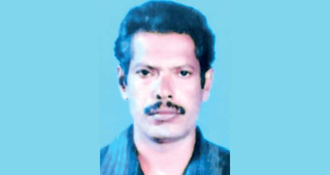 തേ​ങ്ങ​യി​ടാ​ൻ ക​യ​റി​യയാൾ  ഏ​ണി തെ​ന്നി ഗേ​റ്റി​ന് മു​ക​ളി​ലെ  കൂ​ർ​ത്ത ക​മ്പി‌യിൽ വീണു മ​രി​ച്ചു