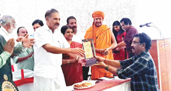 കാ​ട്ടാ​ന​ക​ളെ തു​ര​ത്തും എ​ഐ വേ​ലി: വി​ജ​യ​ന് ആ​ദ​ര​വു​മാ​യി മ​ന്ത്രി