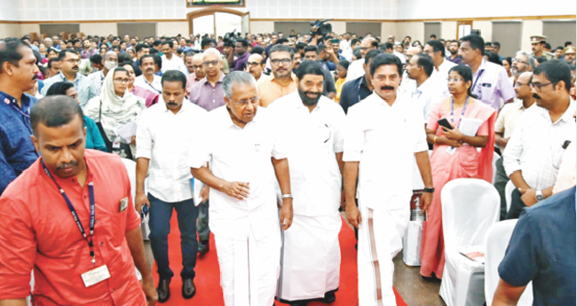 റോഡുകളുടെ നവീകരണം സെപ്റ്റംബറിനുള്ളില്‍ പൂര്‍ത്തിയാക്കണം: മുഖ്യമന്ത്രി