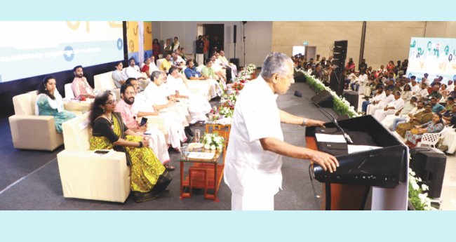 ഇ​രു​ട്ടി​ന്‍റെ ശ​ക്തി​ക​ളെ തു​റ​ന്നു​കാ​ട്ടേ​ണ്ട​ത് അ​ത്യാ​വ​ശ്യം: മു​ഖ്യ​മ​ന്ത്രി