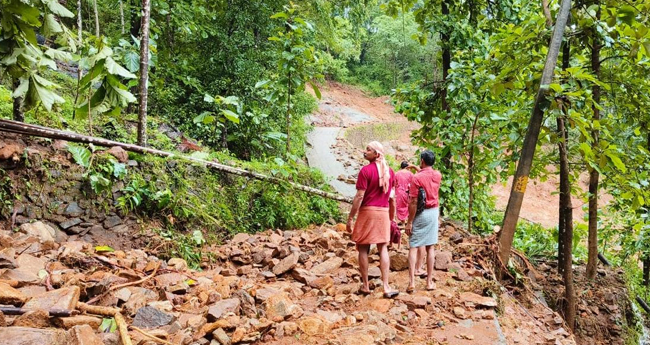 വിലങ്ങാട് വീണ്ടും ഉ​രു​ൾ​പൊ​ട്ട​ൽ ഭീ​ഷ​ണി; നൂ​റോ​ളം കു​ടും​ബ​ങ്ങ​ളെ മാ​റ്റി