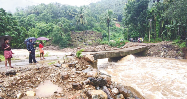 മ​ഴ ക​ന​ത്തു; വി​ല​ങ്ങാ​ട് മ​ല​യോ​രത്ത്  ജനങ്ങൾ ഭീ​തി​യി​ൽ
