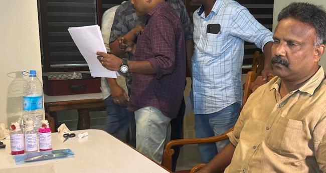 കൈ​ക്കൂ​ലി വാ​ങ്ങു​ന്ന​തി​നി​ടെ വി​ല്ലേ​ജ് ഓ​ഫീ​സ​ർ പി​ടി​യി​ൽ