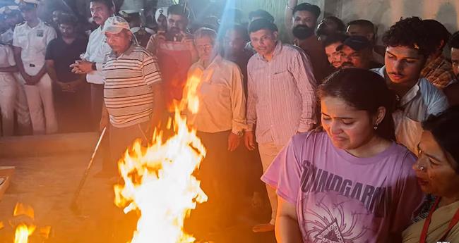 പ​ഹ​ൽ​ഗാ​മി​ൽ കൊ​ല്ല​പ്പെ​ട്ട നേ​വി ഉ​ദ്യോ​ഗ​സ്ഥ​ന്‍റെ മൃ​ത​ദേ​ഹം സം​സ്ക​രി​ച്ചു