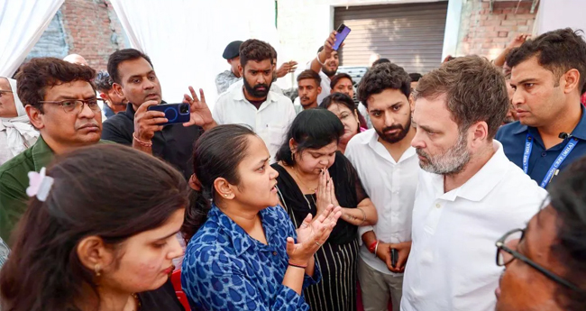 വി​ന​യ് ന​ര്‍​വാ​ളി​ന്‍റെ കു​ടും​ബ​ത്തെ സ​ന്ദ​ര്‍​ശി​ച്ച് രാ​ഹു​ല്‍ ഗാ​ന്ധി