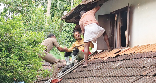 അ​ച്ഛ​നെ വെ​ട്ടി​യ​ശേ​ഷം വീ​ടി​നു​മു​ക​ളി​ൽ ഒ​ളി​ച്ച മ​ക​ൻ കീ​ഴ​ട​ങ്ങി