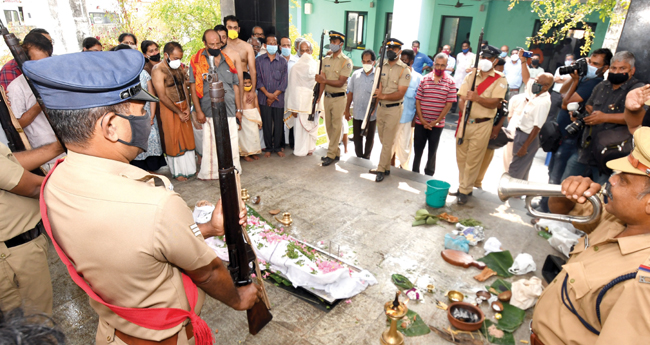 വി​ഷ്ണു​നാ​രാ​യ​ണ​ൻ  ന​ന്പൂ​തി​രി​ക്കു വി​ട