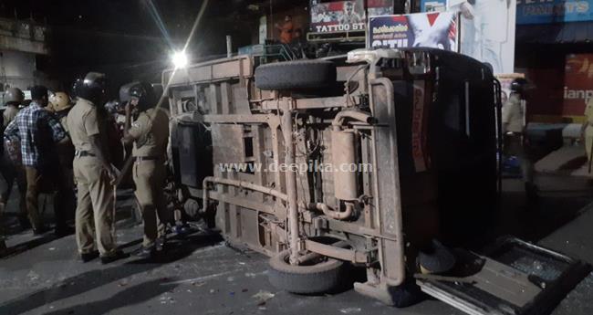 വി​ഴി​ഞ്ഞ​ത്തു​ണ്ടാ​യ​ത് ക​ലാ​പ​ശ്ര​മം; സ​ര്‍​ക്കാ​ര്‍ ശ​ക്ത​മാ​യി നേ​രി​ട​ണ​മെ​ന്ന് സി​പി​എം