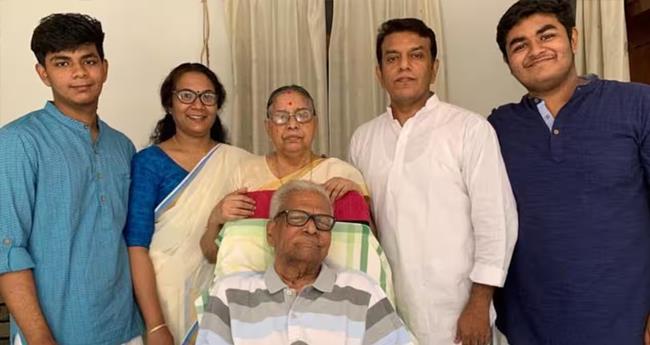 "ഇ​ന്ന​ത്തെ പ്ര​ഭാ​തം അ​ച്ഛ​ൻ ഒ​പ്പ​മി​ല്ലെ​ന്ന തി​രി​ച്ച​റി​വി​ന്‍റേ​ത് കൂ​ടി, എ​ല്ലാ​വ​ർ​ക്കും ന​ന്ദി': വി.​എ. അ​രു​ൺ​കു​മാ​ർ