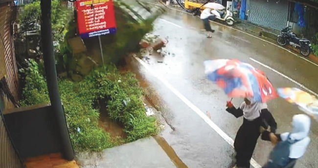 അ​ഞ്ച​ര​ക്ക​ണ്ടി​യി​ൽ കൂ​റ്റ​ൻ മ​തി​ലി​ടി​ഞ്ഞു; വി​ദ്യാ​ർ​ഥി​ക​ൾ  ര​ക്ഷ​പ്പെ​ട്ട​ത് ത​ല​നാ​രി​ഴ​യ്ക്ക്