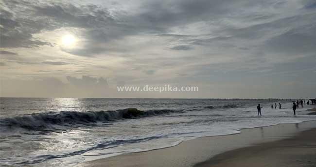 ക​ള്ള​ക്ക​ട​ലും ഉ​യ​ർ​ന്ന തി​ര​മാ​ല​യും; കേ​ര​ള തീ​ര​ത്ത് ജാ​ഗ്ര​താ നി​ർ​ദേ​ശം