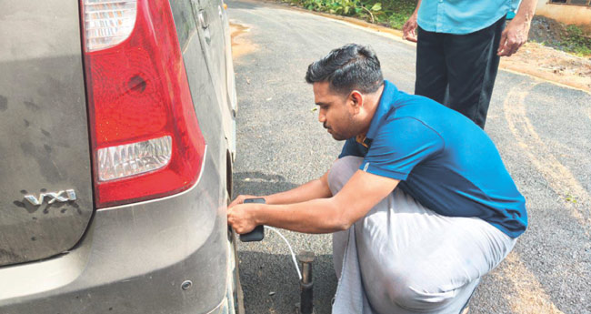 അ​ധ്യാ​പ​ക​രു​ടെ കാ​റു​ക​ളു​ടെ കാ​റ്റ് അ​ഴി​ച്ചു​വി​ട്ട് ഡി​വൈ​എ​ഫ്ഐ; സൈ​ക്കി​ൾ പ​ന്പു​കൊ​ണ്ട് നി​റ​ച്ച് യൂ​ത്ത് കോ​ൺ​ഗ്ര​സ്
