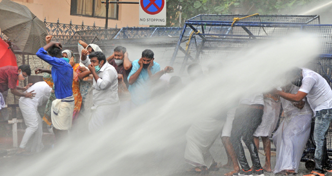 ലാ​ത്തി​ച്ചാ​ര്‍​ജും ജ​ല​പീ​ര​ങ്കി  പ്ര​യോ​ഗ​വും നി​യ​മ​പ​ര​മ​ല്ലെ​ന്ന് ഹ​ര്‍​ജി