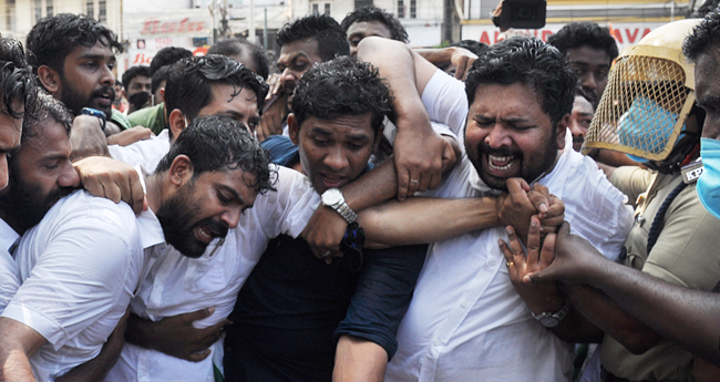 യൂ​ത്ത് കോ​ണ്‍​ഗ്ര​സ് സെ​ക്ര​ട്ടേ​റി​യ​റ്റ്  മാ​ർ​ച്ചി​ൽ സം​ഘ​ർ​ഷം; ക​ണ്ണീ​ർ​വാ​ത​ക​വും ജ​ല​പീ​ര​ങ്കി​യും