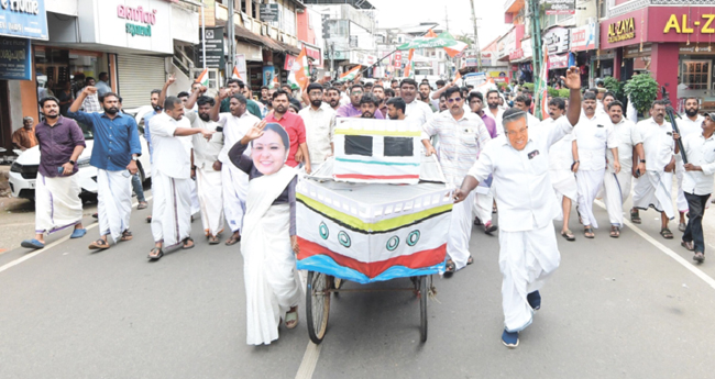 കപ്പലും കപ്പിത്താനുമായി യൂത്ത് കോൺഗ്രസ് പ്രതിഷേധം