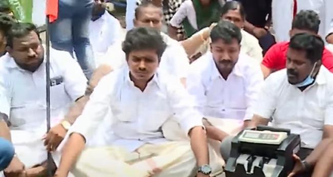 എ​ക്‌​സൈ​സ് മ​ന്ത്രി​യു​ടെ വ​സ​തി​യി​ലേ​ക്ക് നോ​ട്ടെ​ണ്ണ​ല്‍ മെ​ഷീ​നു​മാ​യി യൂ​ത്ത് കോ​ണ്‍​ഗ്ര​സ് പ്ര​തി​ഷേ​ധം