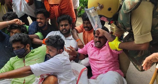 ജ​ലീ​ലി​നെ ചോ​ദ്യംചെ​യ്യ​ൽ: ആ​ളി​ക്ക​ത്തി പ്ര​തി​ഷേ​ധം; രാ​ജി​യി​ല്ലെ​ന്നു ഭ​ര​ണ​പ​ക്ഷം