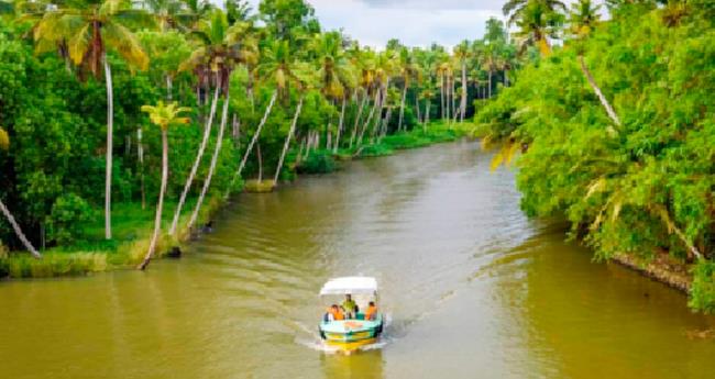 പൂ​വാ​ർ ദ്വീ​പി​ൽ പോ​കാം...