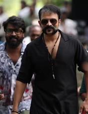 മു​ണ്ട് മ​ട​ക്കി കു​ത്തി, മു​റു​ക്കി​ചു​വ​പ്പി​ച്ച് ഷാ​ജി പാ​പ്പ​ൻ എ​ത്തി മ​ക്ക​ളേ; ആ​ട് 3 സെ​റ്റി​ൽ ജ​യ​സൂ​ര്യ; വീ​ഡി​യോ