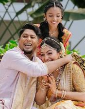 മ​ക​ളു​ടെ കൈ​പി​ടി​ച്ച് വി​വാ​ഹ​വേ​ദി​യി​ലേ​യ്ക്ക്; ആ​ര്യ ഇ​നി സി​ബി​ന് സ്വ​ന്തം