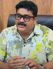 ലാ​ൽ സ​ലാം പ​രി​പാ​ടി​ക്കി​ടെ ബൗ​ൺ​സ​ർ ത​ട​ഞ്ഞെ​ന്ന പ്ര​ചാ​ര​ണം; യാ​ഥാ​ർ​ഥ്യം വെ​ളി​പ്പെ​ടു​ത്തി നി​ർ​മാ​താ​വ് ബാ​ദു​ഷ