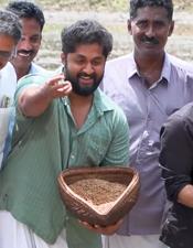 സാ​ധാ​ര​ണ എ​ല്ലാം പ​രാ​ജ​യ​മാ​ണ​ല്ലോ, ഇ​തി​ലെ​ങ്കി​ലും വി​ജ​യി​ക്ക​ണം; കൃ​ഷി​യി​ലേ​ക്കി​റ​ങ്ങി​യ ധ്യാ​നി​നെ ട്രോ​ളി ശ്രീ​നി​വാ​സ​ൻ