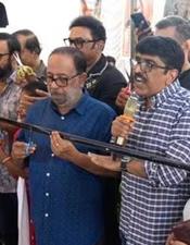 ക​ത്രി​ക​ക​ൾ കു​പ്പ​ത്തൊ​ട്ടി​യി​ൽ; സെ​ൻ​സ​ർ ബോ​ർ​ഡ് ഓ​ഫീ​സി​ന് മു​ന്നി​ല്‍ സി​നി​മാ സം​ഘ​ട​ന​ക​ളു​ടെ പ്ര​തി​ഷേ​ധം