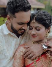 ടെ​ലി​വി​ഷ​ന്‍ അ​വ​താ​ര​ക​ൻ കാ​ർ​ത്തി​ക് സൂ​ര്യ വി​വാ​ഹി​ത​നാ​യി; വ​ധു അ​മ്മ​യു​ടെ സ​ഹോ​ദ​ര​ന്‍റെ മ​ക​ൾ