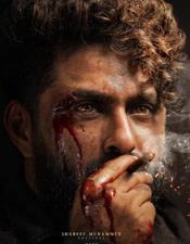 ചെ​മ്പി​ച്ച മു​ടി​യും ചു​ണ്ടി​ൽ എ​രി​യു​ന്ന ചു​രു​ട്ടും; കാ​ട്ടാ​ള​ൻ ഫ​സ്റ്റ്ലു​ക്ക്