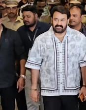 ഫാ​ൽ​ക്കെ പു​ര​സ്കാ​രം സ്വീ​ക​രി​ച്ച് കൊ​ച്ചി​യി​ൽ​ മ​ട​ങ്ങി​യെ​ത്തി മോ​ഹ​ൻ​ലാ​ൽ; നേ​രെ അ​മ്മ​യു​ടെ അ​ടു​ത്തേ​യ്ക്ക്