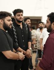 ജൂ​നി​യ​ർ ഷാ​ജി കൈ​ലാ​സും ജൂ​നി​യ​ർ ര​ൺ​ജി പ​ണി​ക്ക​രും ഒ​ന്നി​ച്ച് കാ​മ​റ​ക്കു​മു​ന്നി​ൽ