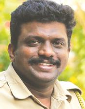 പോ​ലീ​സി​ലെ സി​നി​മ​ക്കാ​ര​ൻ; സ്വ​പ്ന​സാ​ഫ​ല്യ​ത്തി​ന്‍റെ നി​റ​വി​ൽ സ​ലീ​ഷ്