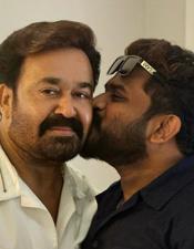 ലാ​ലേ​ട്ടാ ഞാ​നൊ​രു ഉ​മ്മ വെ​ച്ചോ​ട്ടേ​യെ​ന്ന് ത​രു​ൺ മൂ​ർ​ത്തി; അ​തി​നെ​ന്താ മോ​നേ​യെ​ന്ന് മോ​ഹ​ൻ​ലാ​ലും
