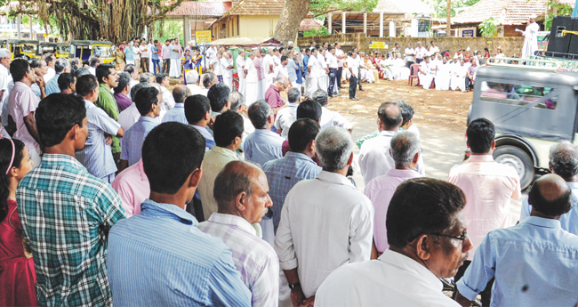 ക​ർ​ഷ​ക​ർ​ക്കൊ​പ്പം കൈ​കോ​ർ​ത്ത് വ്യാ​പാ​രി​സ​മൂ​ഹ​വും