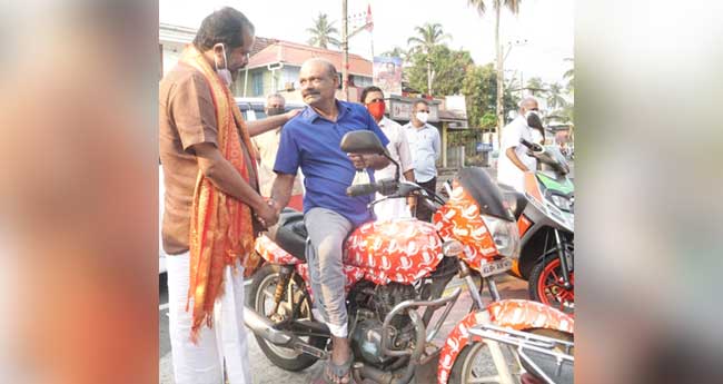 ചി​ഹ്നം പ​തി​ച്ച ബൈ​ക്കു​മാ​യി പ​റ​ക്കു​ന്നു... ജ​യിം​സ്