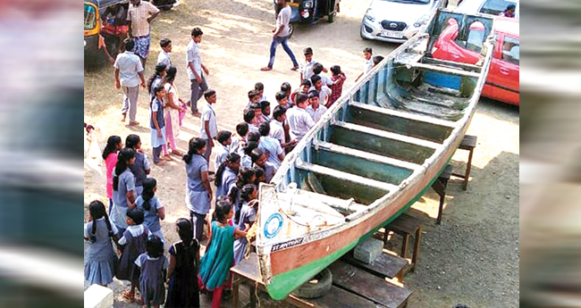 തീ​ര​ദേ​ശ​ത്തെ ക​ര​ങ്ങ​ള്‍​ക്ക് ആ​ദ​രം, ഓ​ര്‍​മയ്ക്കാ​യി ര​ക്ഷ ഒ​രു​ക്കി​യ വ​ള്ള​വും...