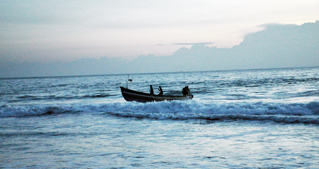 ന​ടു​ക്കം മാ​റാ​തെ തീ​ര​ദേ​ശം