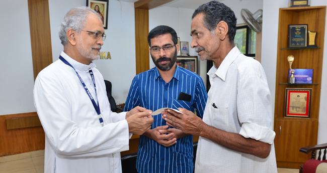 ഏ​ല​മ്മ​യ്ക്ക് ആ​ശ്വാ​സം; കൈ​ത്താ​ങ്ങാ​യി വാ​യ​ന​ക്കാ​ർ