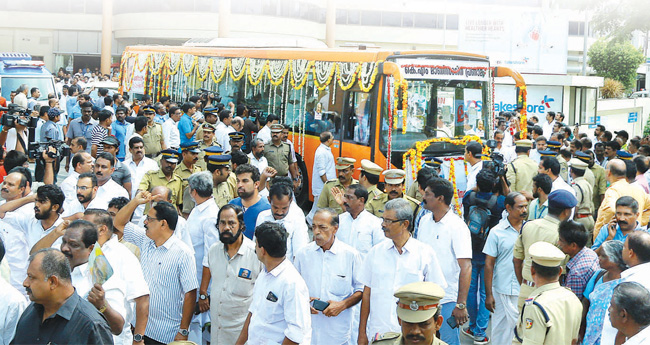 ജനസാഗരം ഒഴുകി,സമാനതകളില്ലാത്ത യാത്രാവന്ദനം