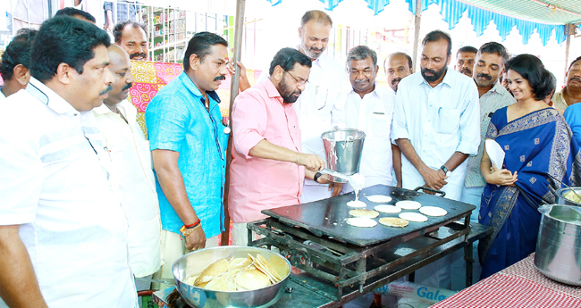 മ​ന്ത്രി ദോ​ശ ചു​ട്ടു; ഭ​ക്ഷ്യ​മേ​ള​യു​ടെ പ​ണം മു​ഖ്യ​മ​ന്ത്രി​യു​ടെ ദു​രി​താ​ശ്വാ​സ​നി​ധി​യി​ലേക്ക്